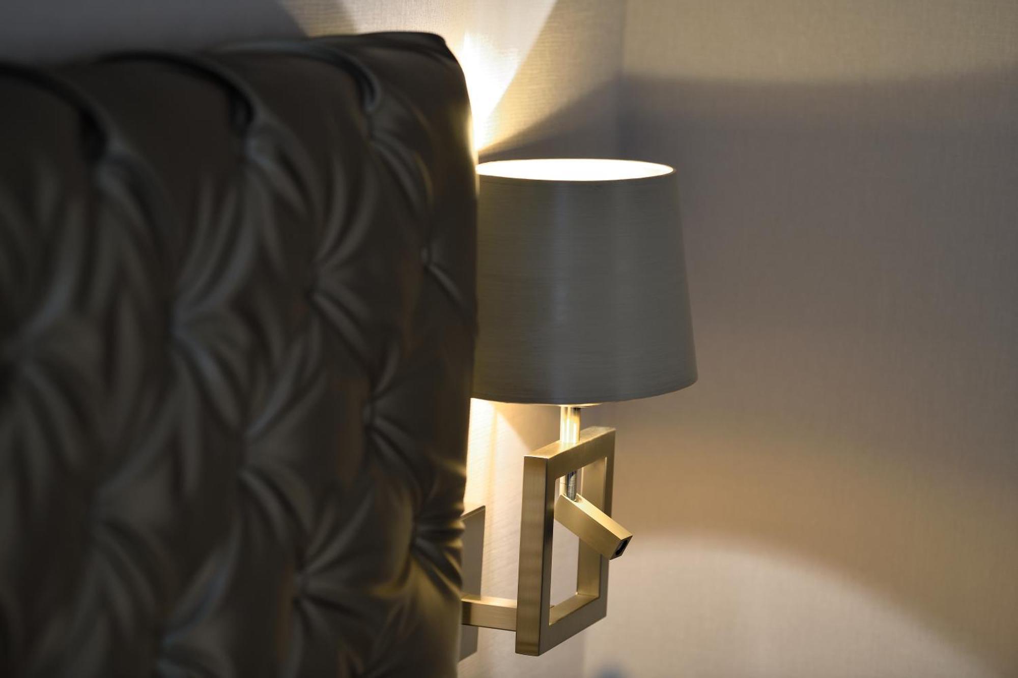 Kastens Hotel Luisenhof Hannover Kültér fotó A bedside lamp