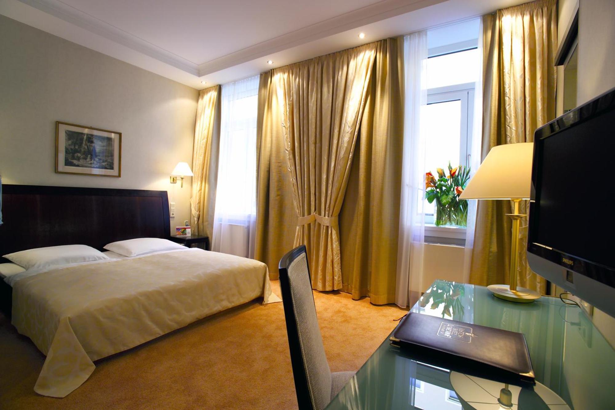 Kastens Hotel Luisenhof Hannover Kültér fotó A room at the Hotel Savoy