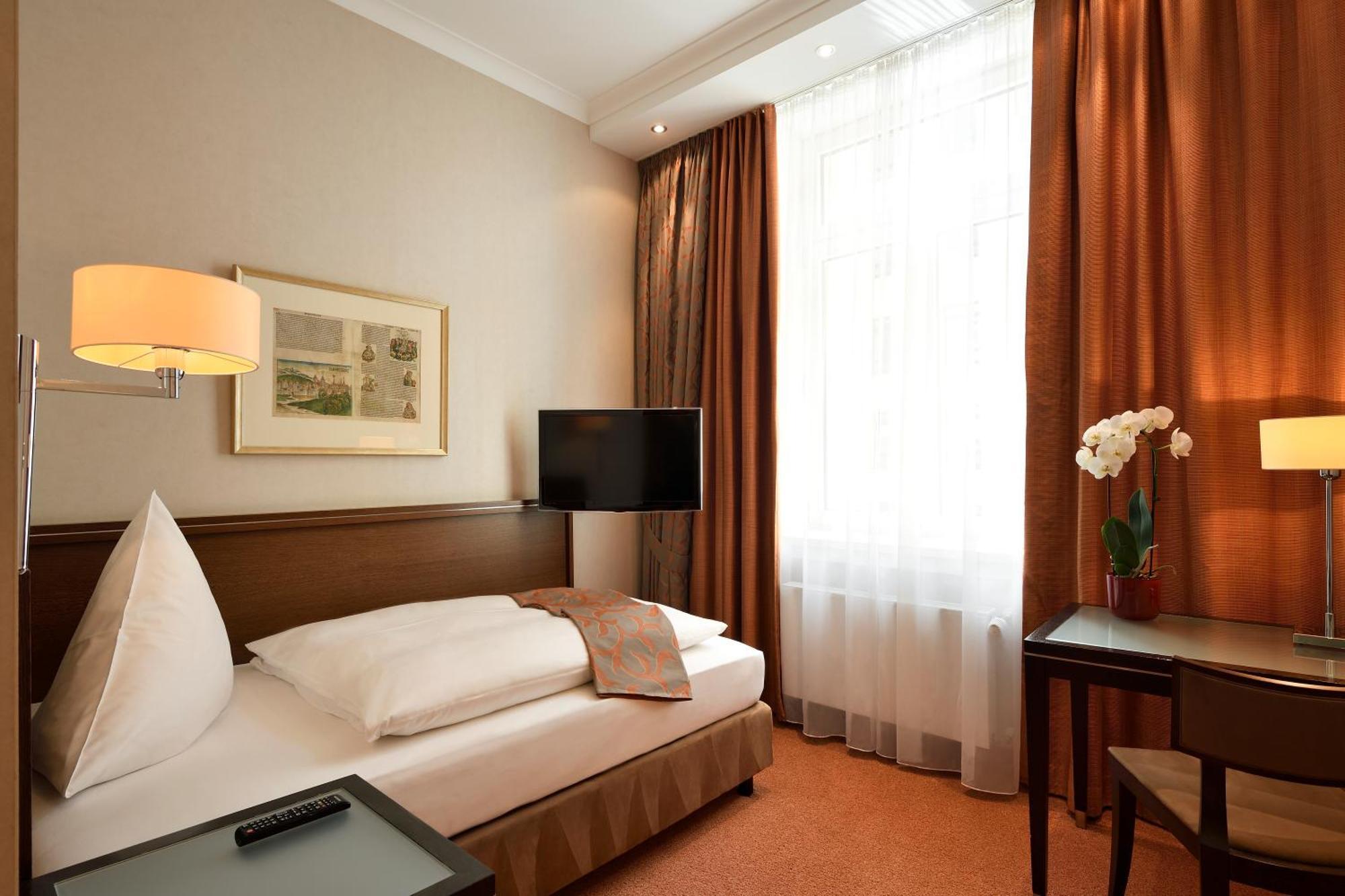 Kastens Hotel Luisenhof Hannover Kültér fotó A room at the Hotel de France