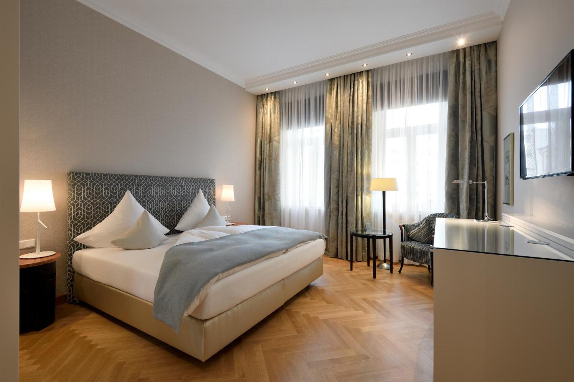 Kastens Hotel Luisenhof Hannover Kültér fotó A room at the Hotel Axelmannstein