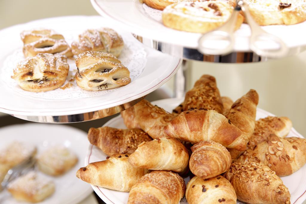 Kastens Hotel Luisenhof Hannover Kültér fotó Croissants and other pastries