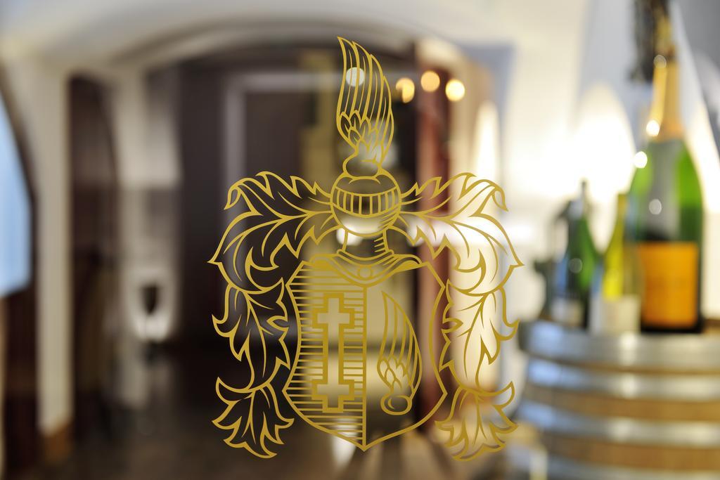 Kastens Hotel Luisenhof Hannover Kültér fotó Coat of arms of the University of Basel