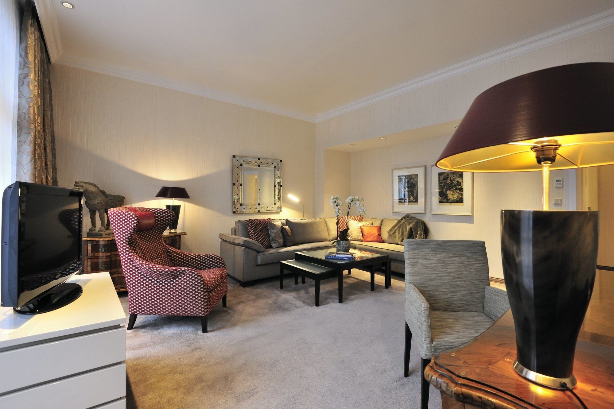 Kastens Hotel Luisenhof Hannover Kültér fotó A suite at the Hotel de Crillon