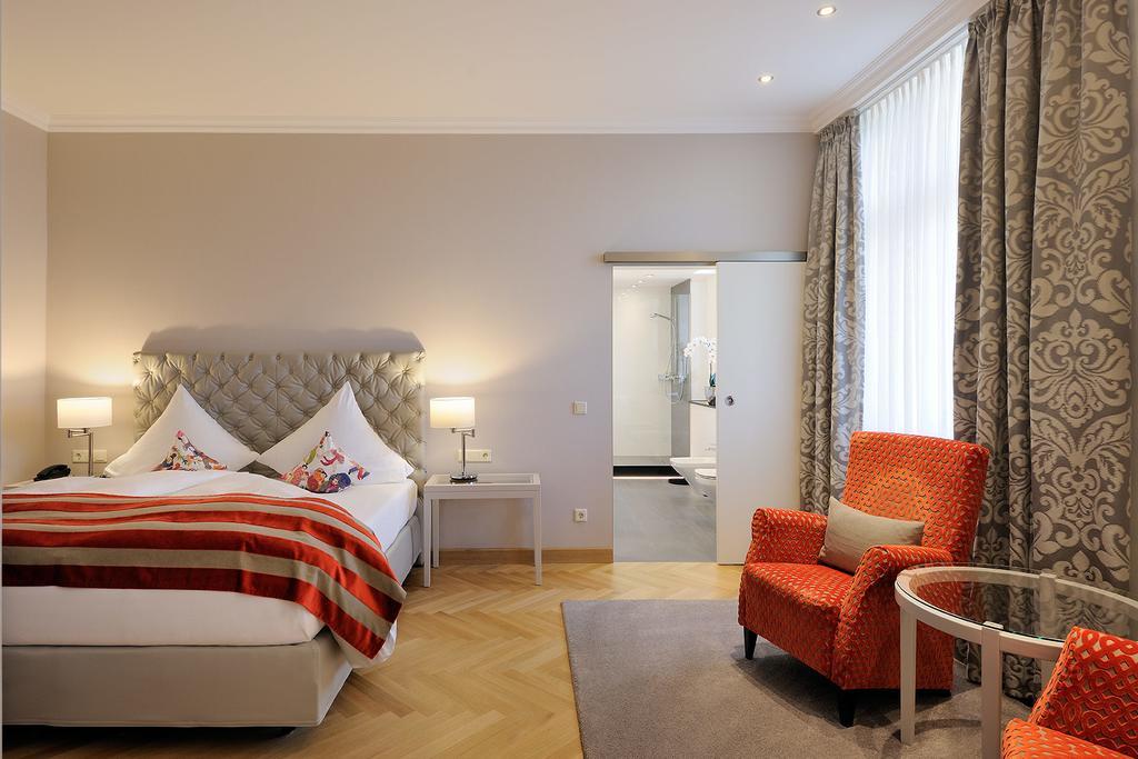 Kastens Hotel Luisenhof Hannover Kültér fotó A room at the Hotel Axelmannstein